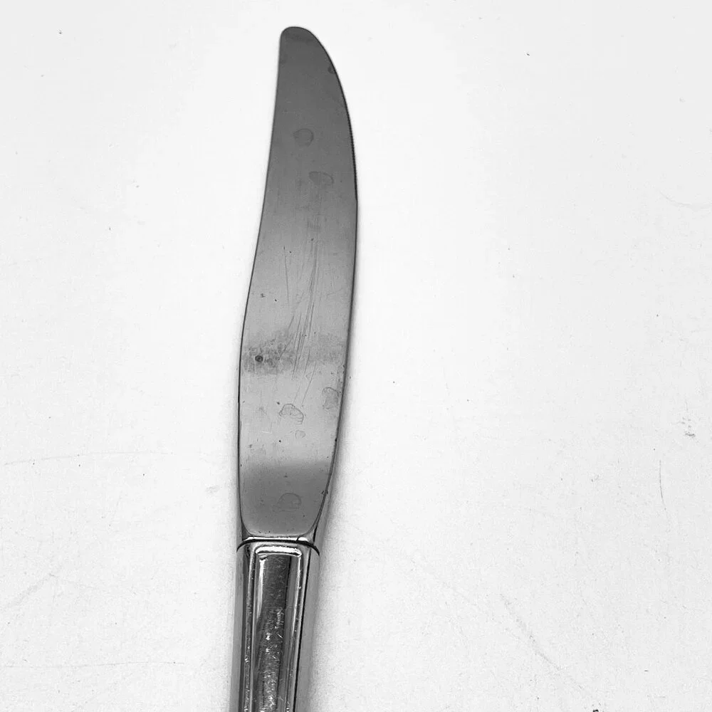 Oneida Stainless Deluxe Dinner Knife Tudor Shell Pattern